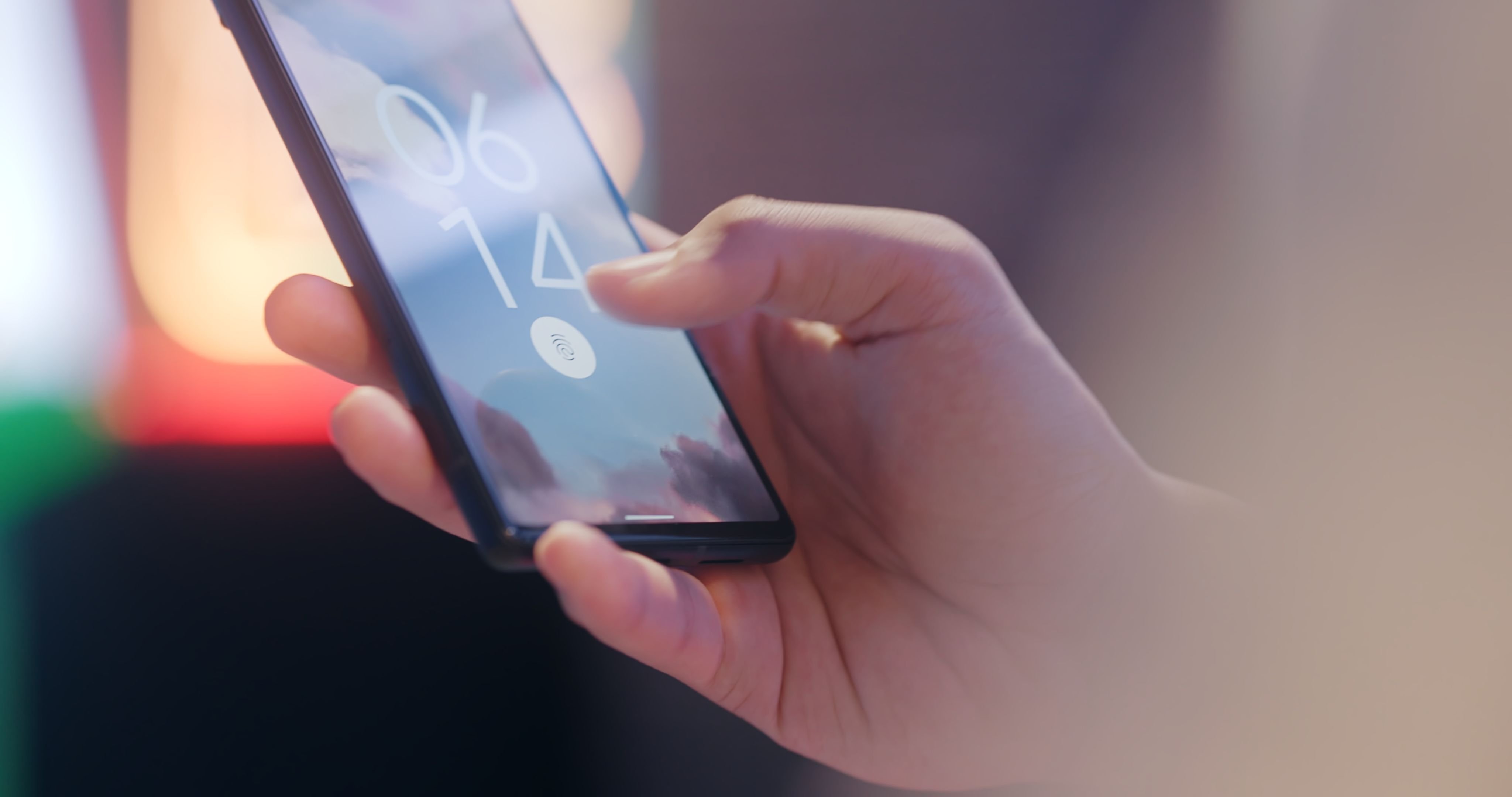 สมาร์ทโฟนที่แสดงหน้าจอแอปพลิเคชัน smartphone security authentication