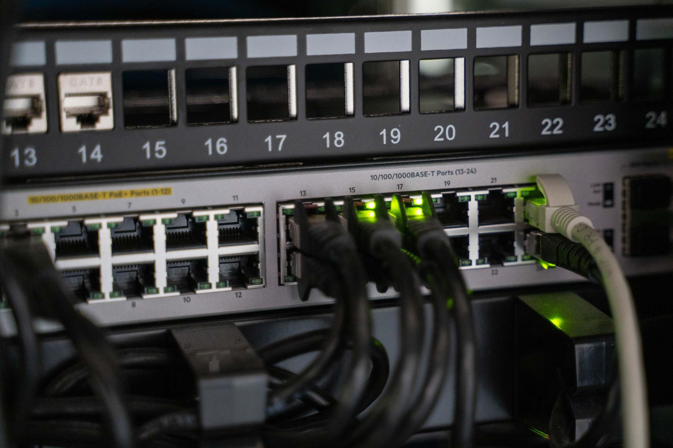 แร็คเซิร์ฟเวอร์และสายเคเบิลในห้องศูนย์ข้อมูล networking equipment cables